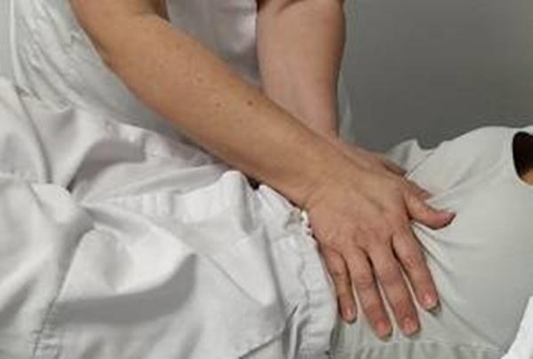 El fisioterapeuta prepara al paciente para la intervención y el postoperatorio
