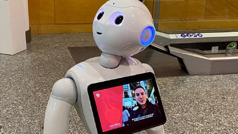 Robot que da la bienvenida al Congreso del PSOE con mensajes y vídeos