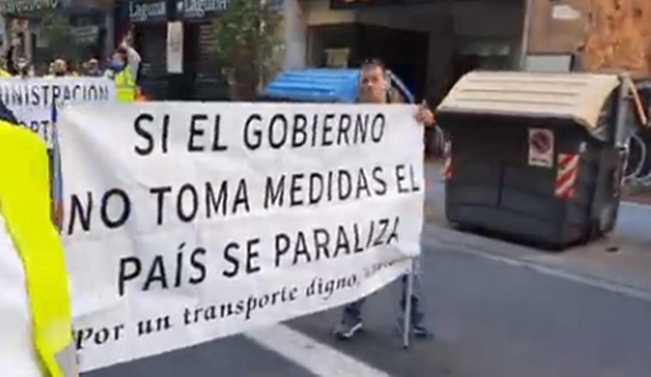Transportistas protestan a la llegada de Díaz, García, Colau, Otra y Hamed Hossain al acto 'Otras Políticas' 