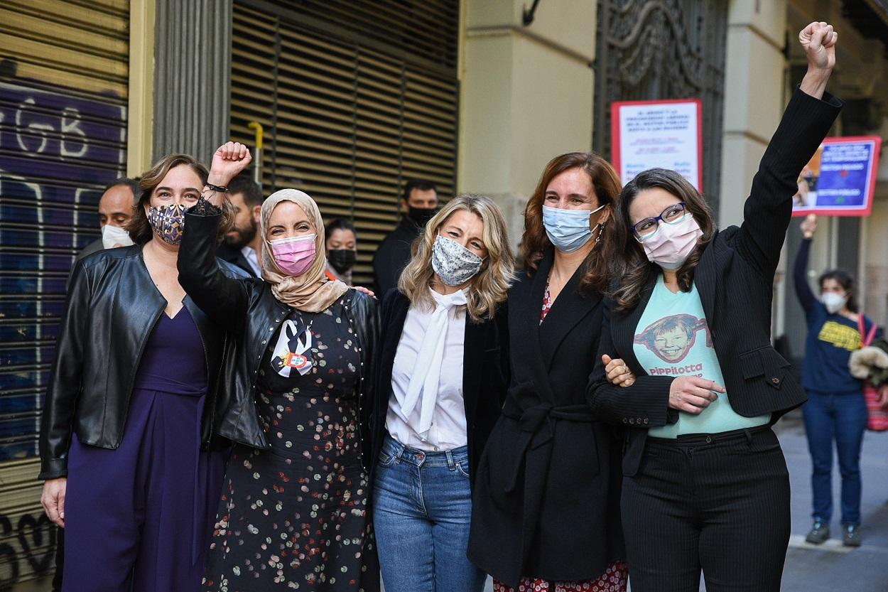 De izquierda a derecha: Ada Colau, Fátima Hamed Hossain, Yolanda Díaz, Mónica García y Mónica Oltra. Fuente: Europa Press.