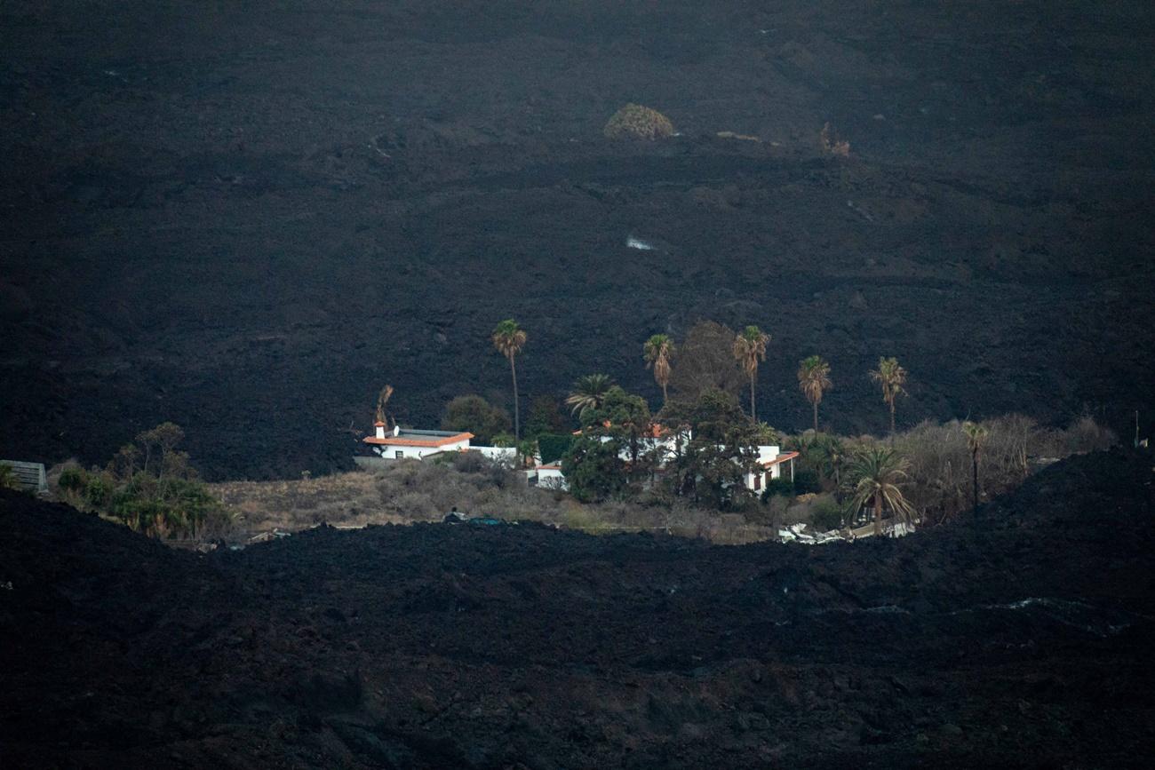 Vista de las pocas viviendas que han sobrevivido al paso de la lava del volcán de La Palma