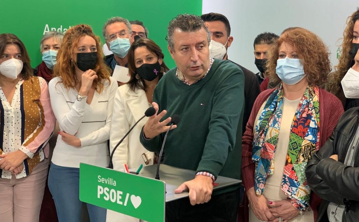 Javier Fernández, con compañeros del PSOE de Sevilla tras su proclamación.