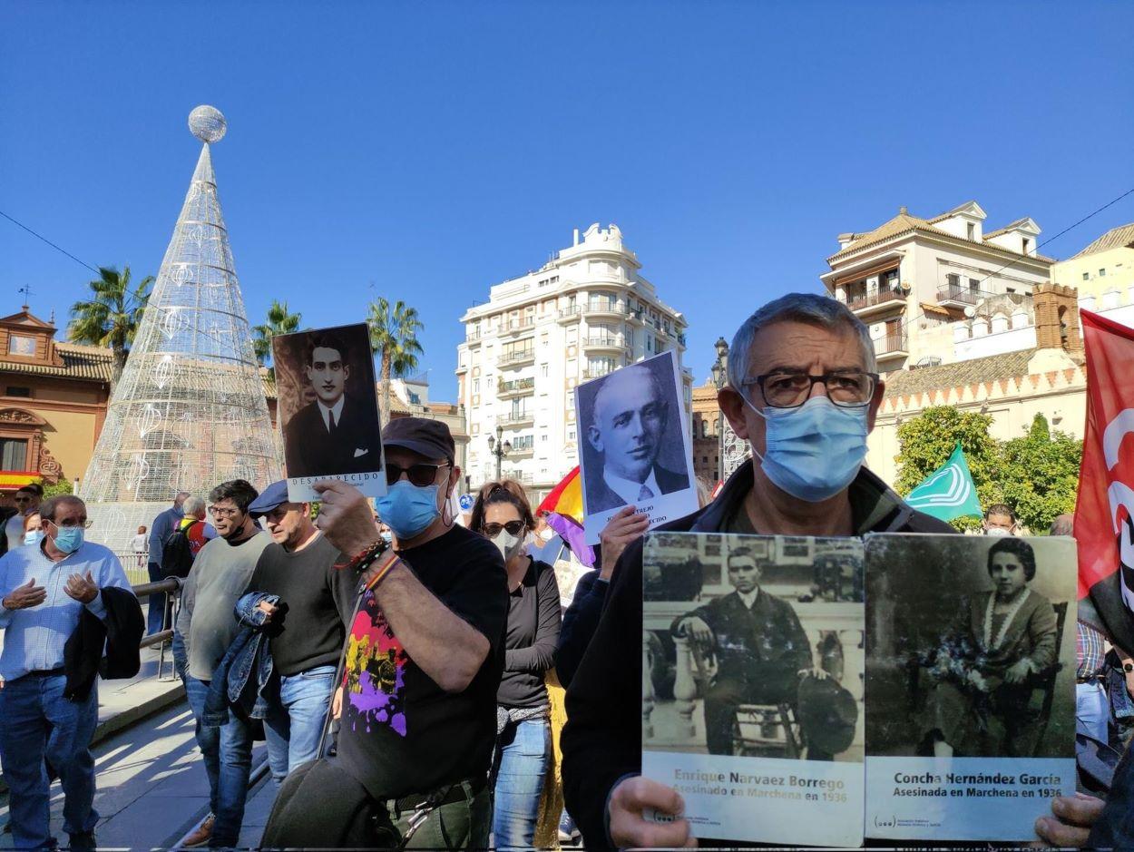 Protesta en Sevilla por el incumplimiento de la Ley de Memoria por la Junta de Andalucía.