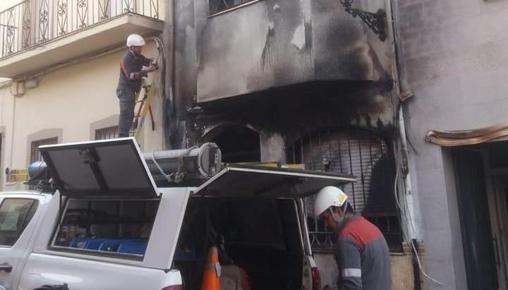 Los bomberos sofocan el fuego provocado en el domicilio del alcalde de Navas de San Juan.