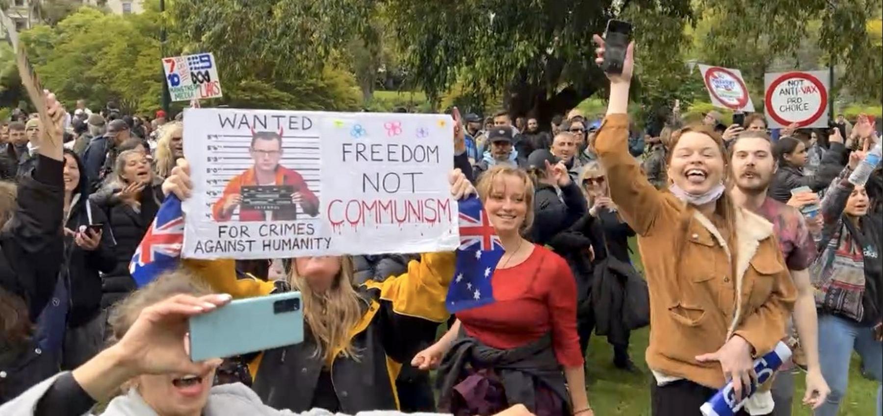 Un cartel acusando de crímenes contra la humanidad a Dan Andrews, primer ministro de Victoria, durante las protestas de Melbourne.