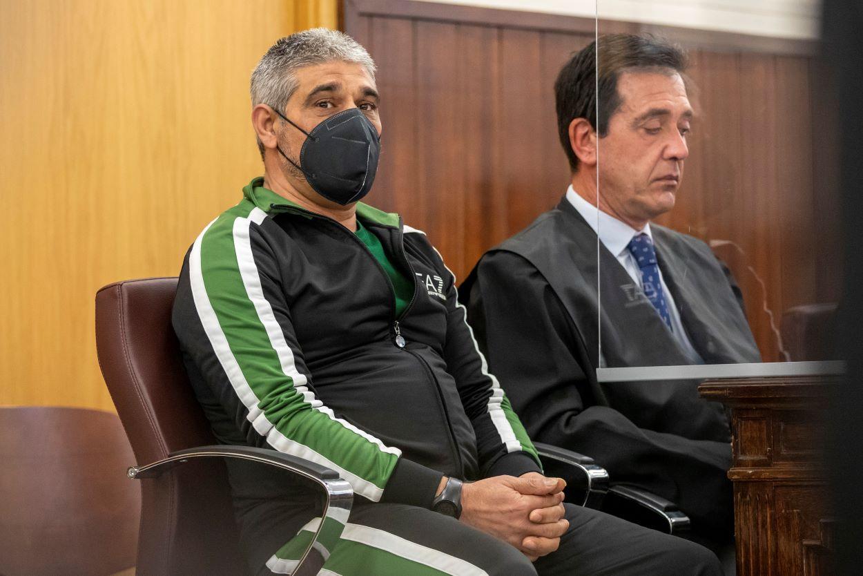 Bernardo Montoya, acusado de la agresión sexual y asesinato de Laura Luelmo, en la sala de la Audiencia de Huelva. A. PÉREZ EP