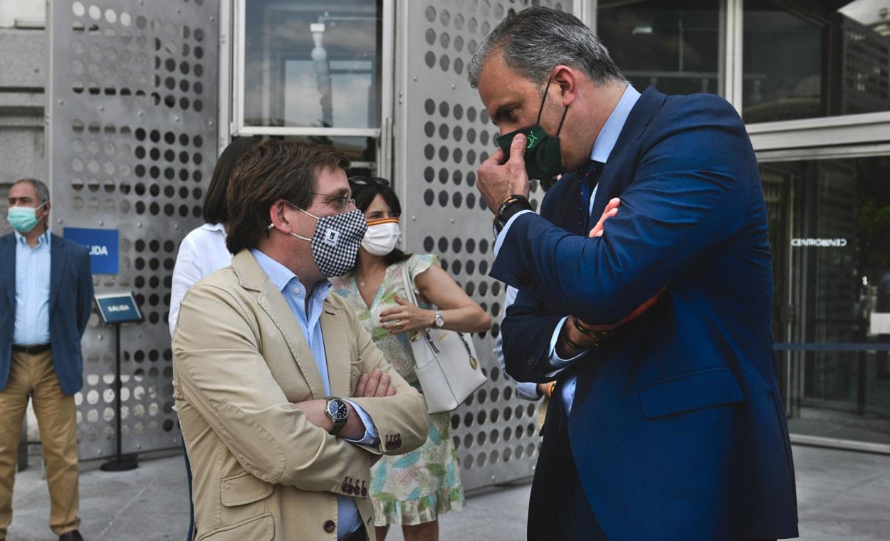 El alcalde de Madrid, José Luis Martínez Almeida (i), conversa con el secretario general de Vox y portavoz de la formación en el Ayuntamiento de Madrid, Javier Ortega Smith. EP