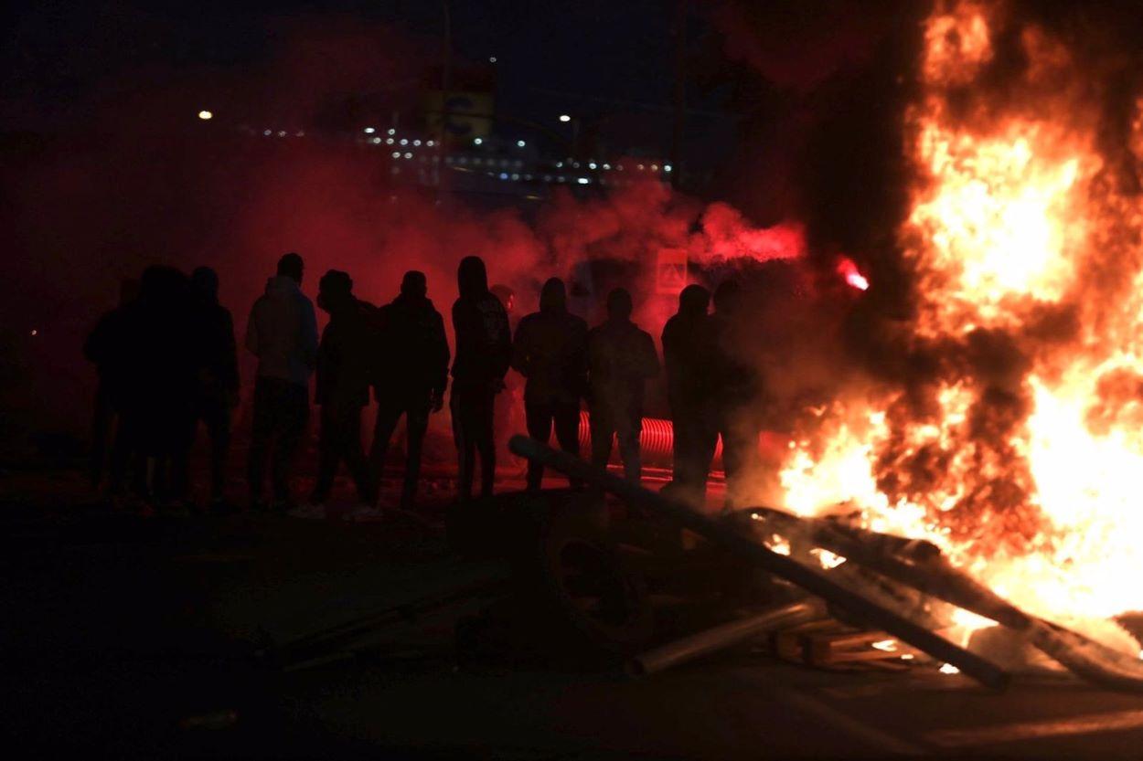 Fuego y barricadas en la bahía de Cádiz por la huelga del metal. NACHO FRADE/EP