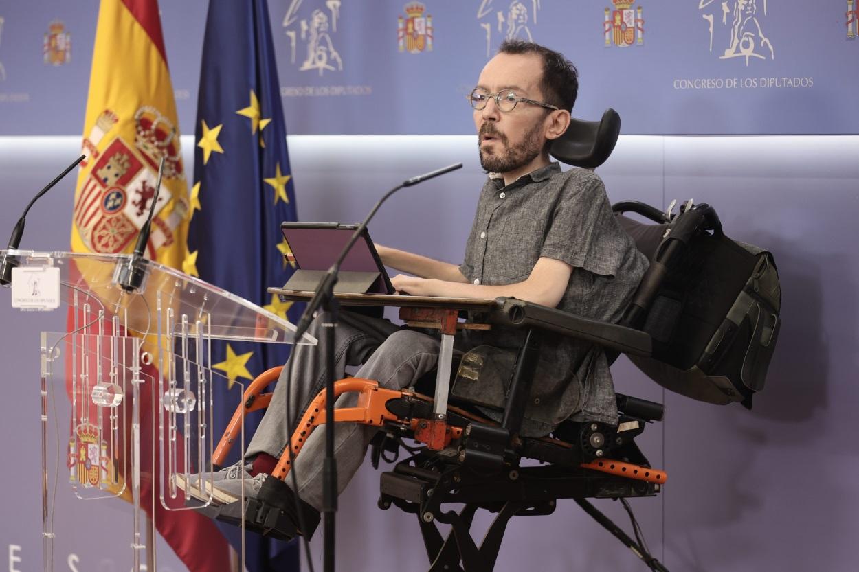 El portavoz de Unidas Podemos, Pablo Echenique, interviene en una rueda de prensa anterior a una reunión de la Junta de Portavoces, en el Congreso de los Diputados