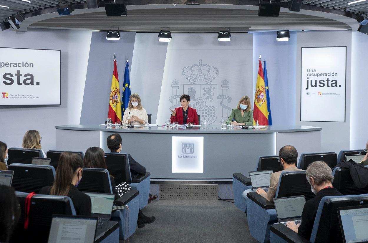 La vicepresidenta segunda del Gobierno y ministra de Trabajo, Yolanda Díaz; la ministra Portavoz y de Política Territorial, Isabel Rodríguez; y la ministra de Educación y Formación Profesional, Pilar Alegría, en la rueda de prensa posterior al Consejo de 