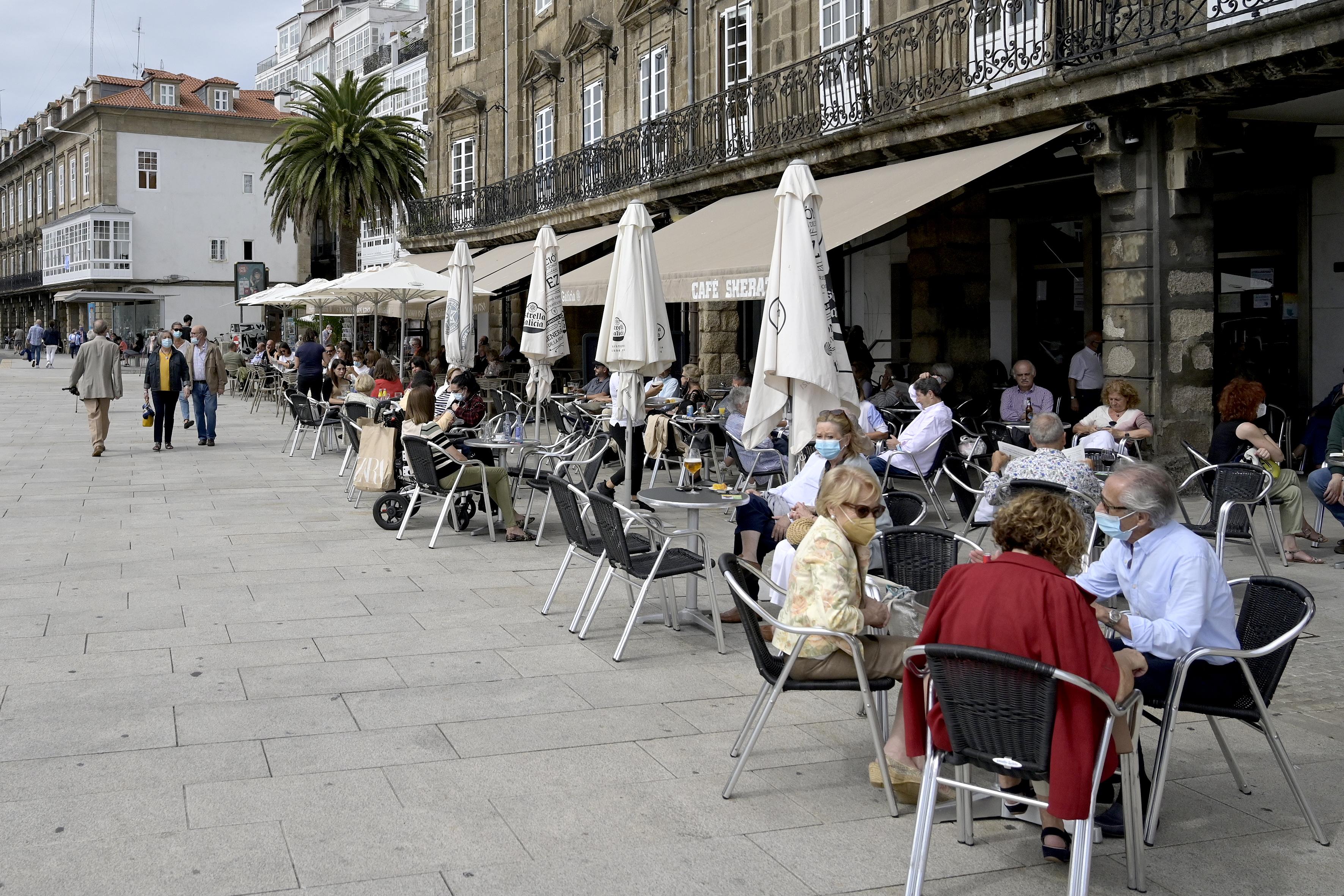 Imagen de archivo de una terraza de un local de A Coruña el pasado mes de septiembre (Foto: Europa Press).