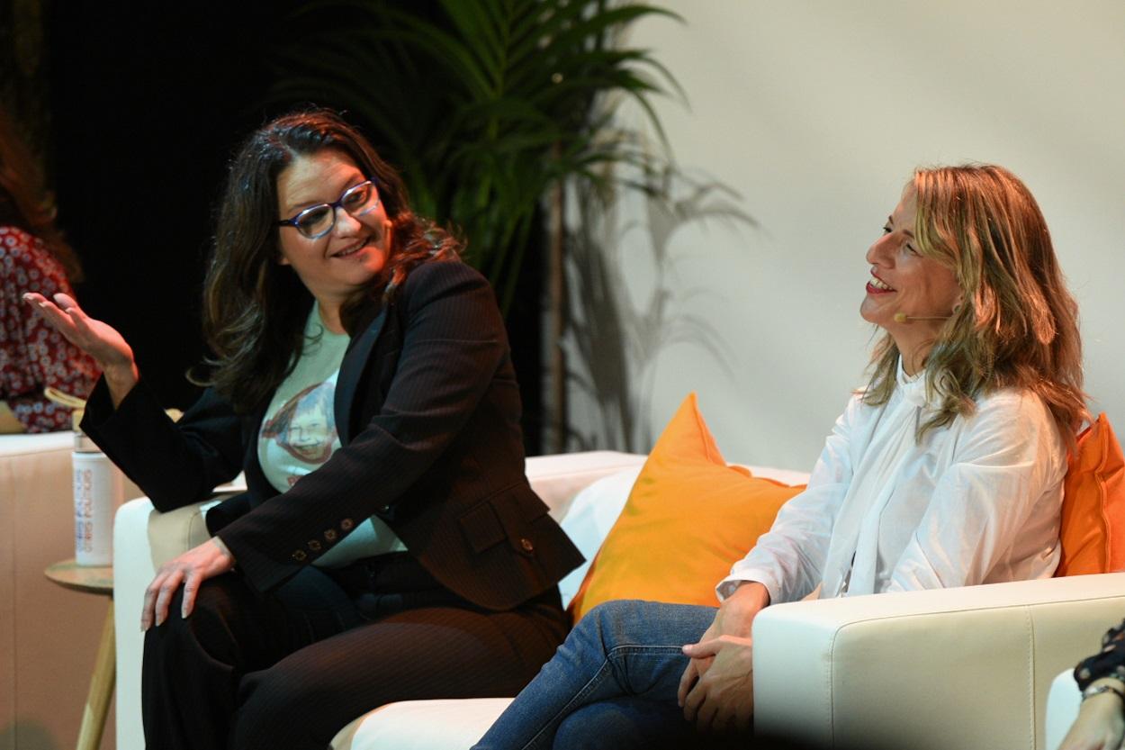 La vicepresidenta de la Generalitat Valenciana, Mónica Oltra (i), y la vicepresidenta del Gobierno, Yolanda Díaz, en el acto Otras Políticas. Fuente: Europa Press.