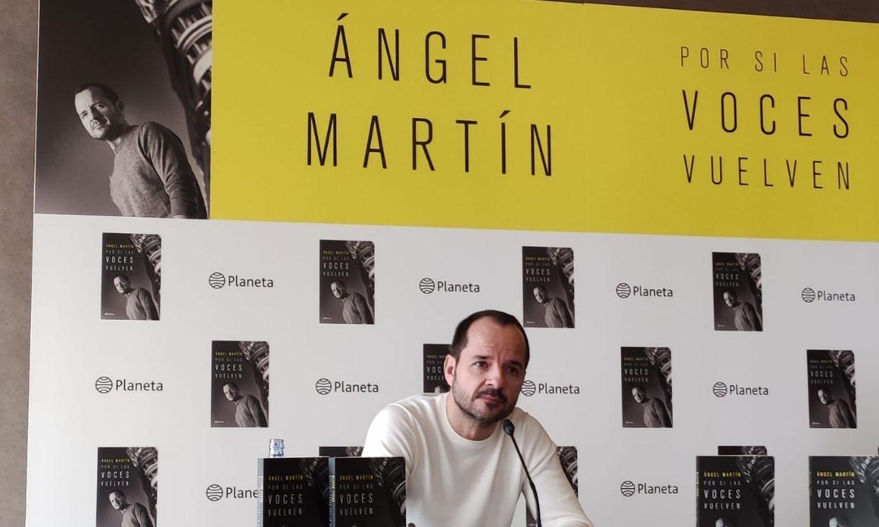 El cómico y presentador Ángel Martín, presentando su libro 'Por si las voces vuelven', de la Editorial Planeta. Foto: Marta Alberca.