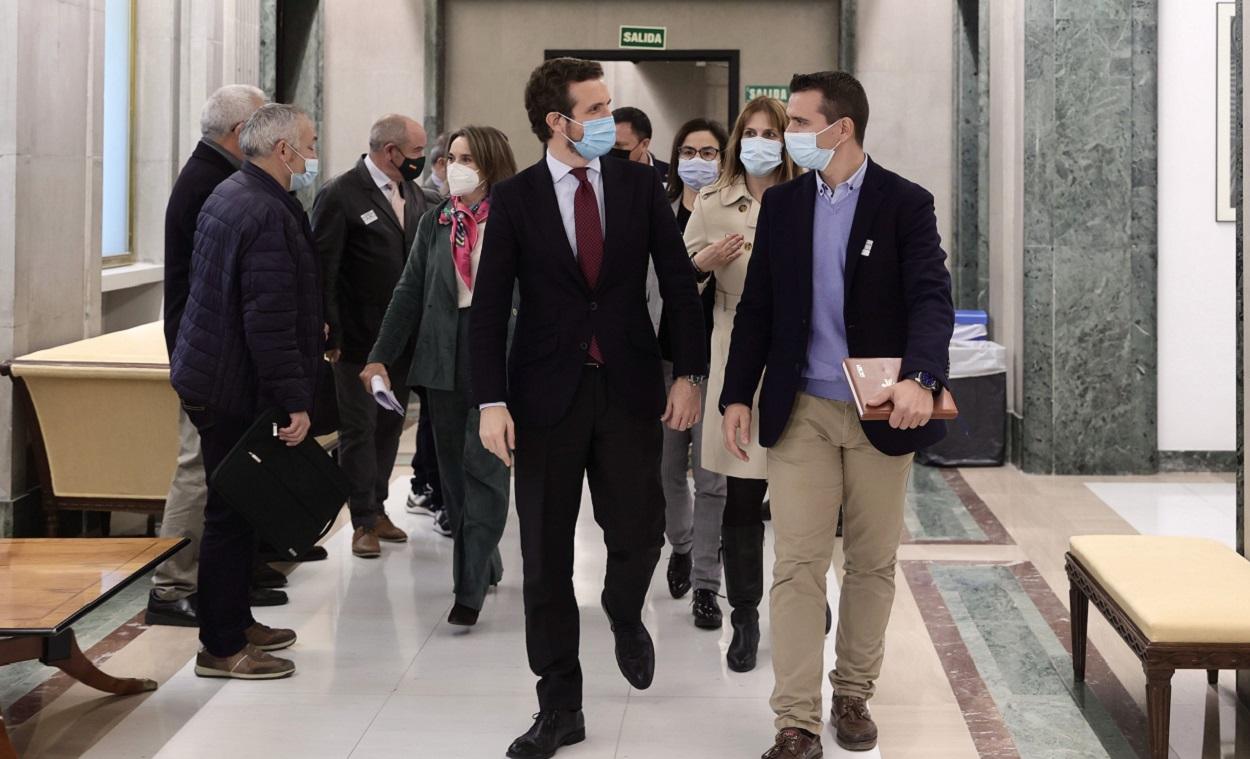 La portavoz del PP en el Congreso, Cuca Gamarra (i); y el presidente del PP, Pablo Casado (c), a su llegada a una reunión con sindicatos policiales y asociaciones de la Guardia Civil. EP