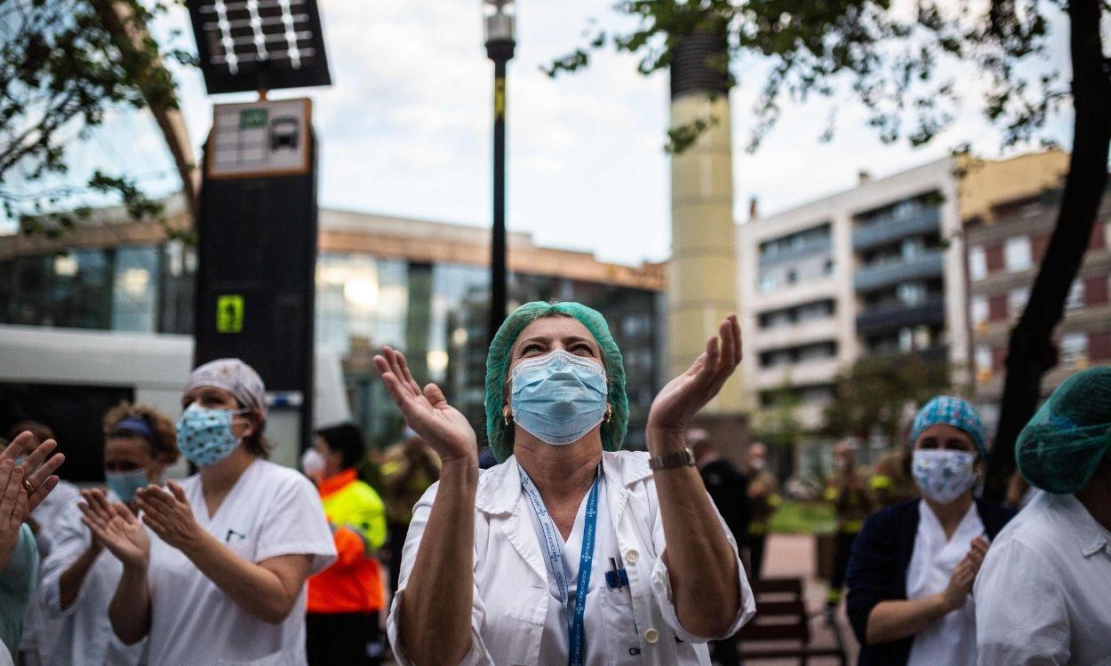 Enfermeras agradecen los aplausos de la población por su trabajo en la pandemia en abril de 2020 en Gerona (Cataluña). EP