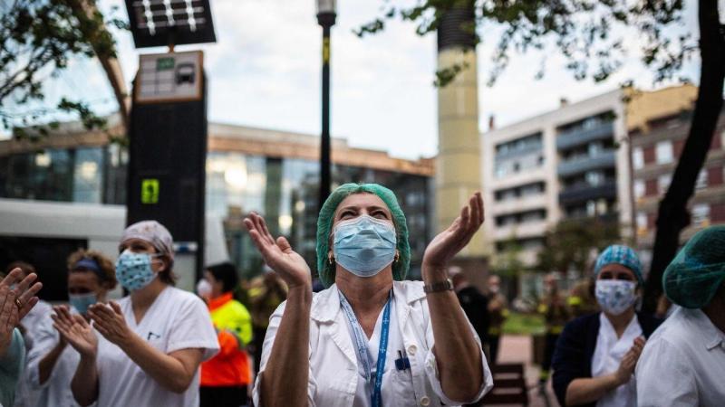 Enfermeras agradecen los aplausos de la población por su trabajo en la pandemia en abril de 2020 en Gerona (Cataluña). EP