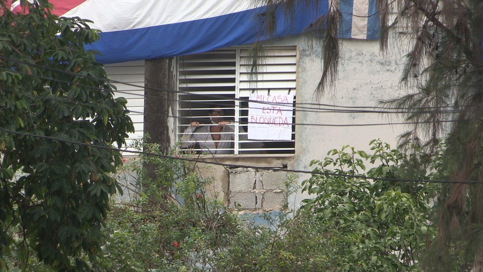 El opositor cubano, Yunior García, el día que no pudo salir de su casa para protagonizar las marchas contra el Gobierno cubano.