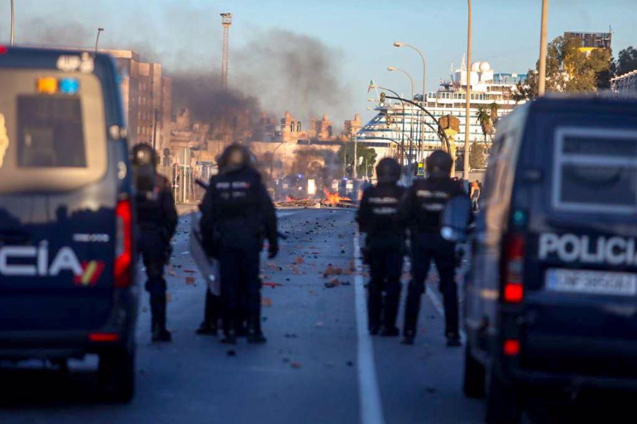 Efectivos policiales montan guardia ante una de las barricadas. NACHO FRADE/EP