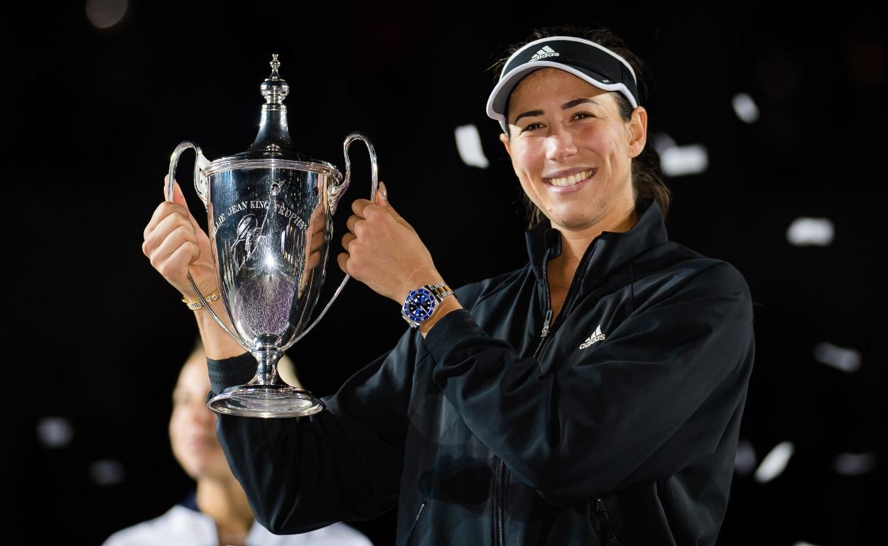 Garbine Muguruza posa con el trofeo de la WTA Final en Guadalajara (México)