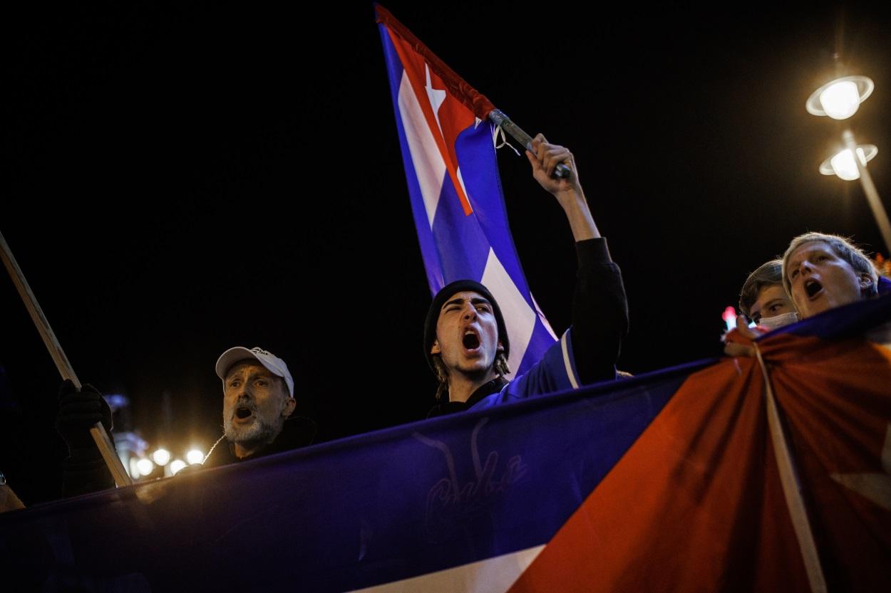 Varias personas asisten a una concentración de apoyo a las marchas que se están celebrando en Cuba contra las políticas del Gobierno de Miguel Díaz Canel