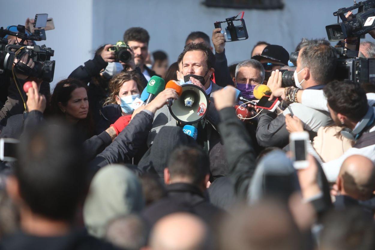 El alcalde de Cádiz se dirige a los manifestantes de la huelga del metal. NACHO FRADE/EP