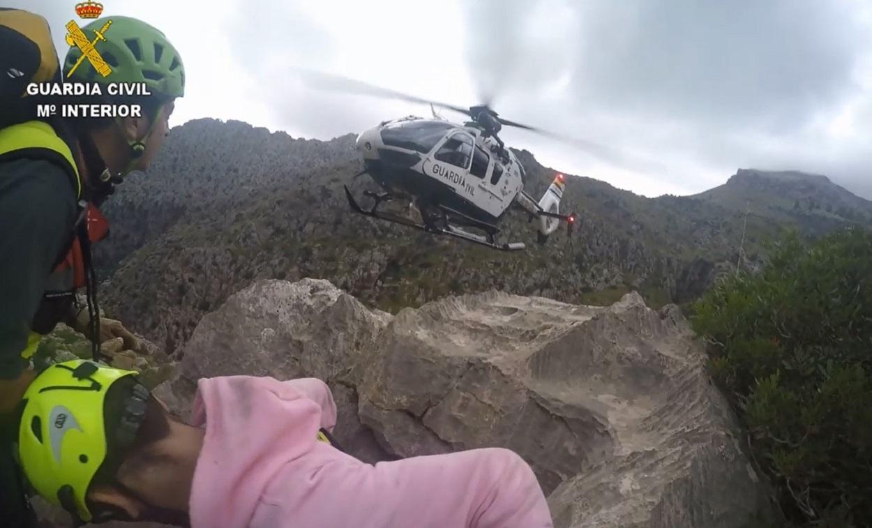 Un helicóptero de la Guardia Civil localiza y traslada a un joven en la Serra de Tramuntana. Guardia Civil