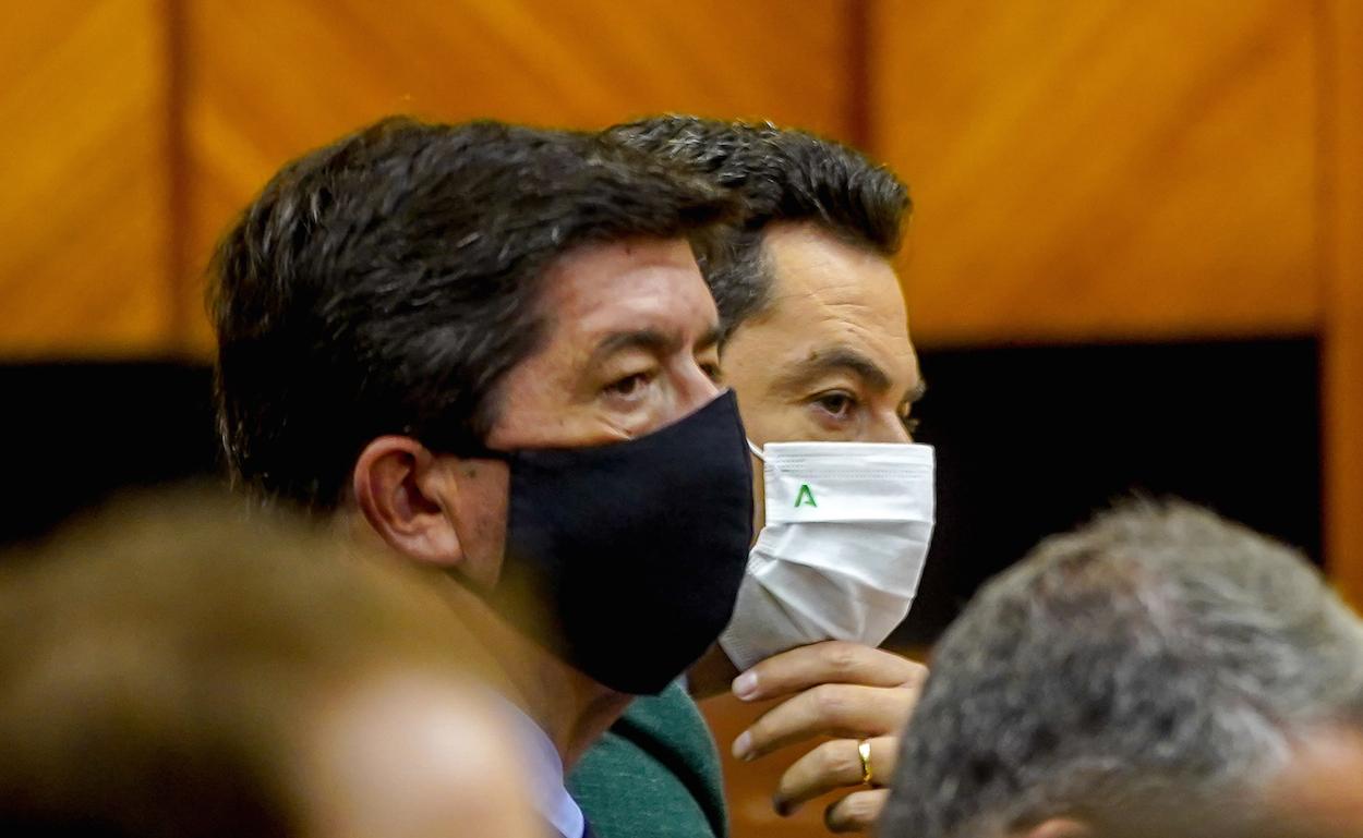 Juan Marín y Juan Manuel Moreno, en el Parlamento. EDUARDO BRIONES EP