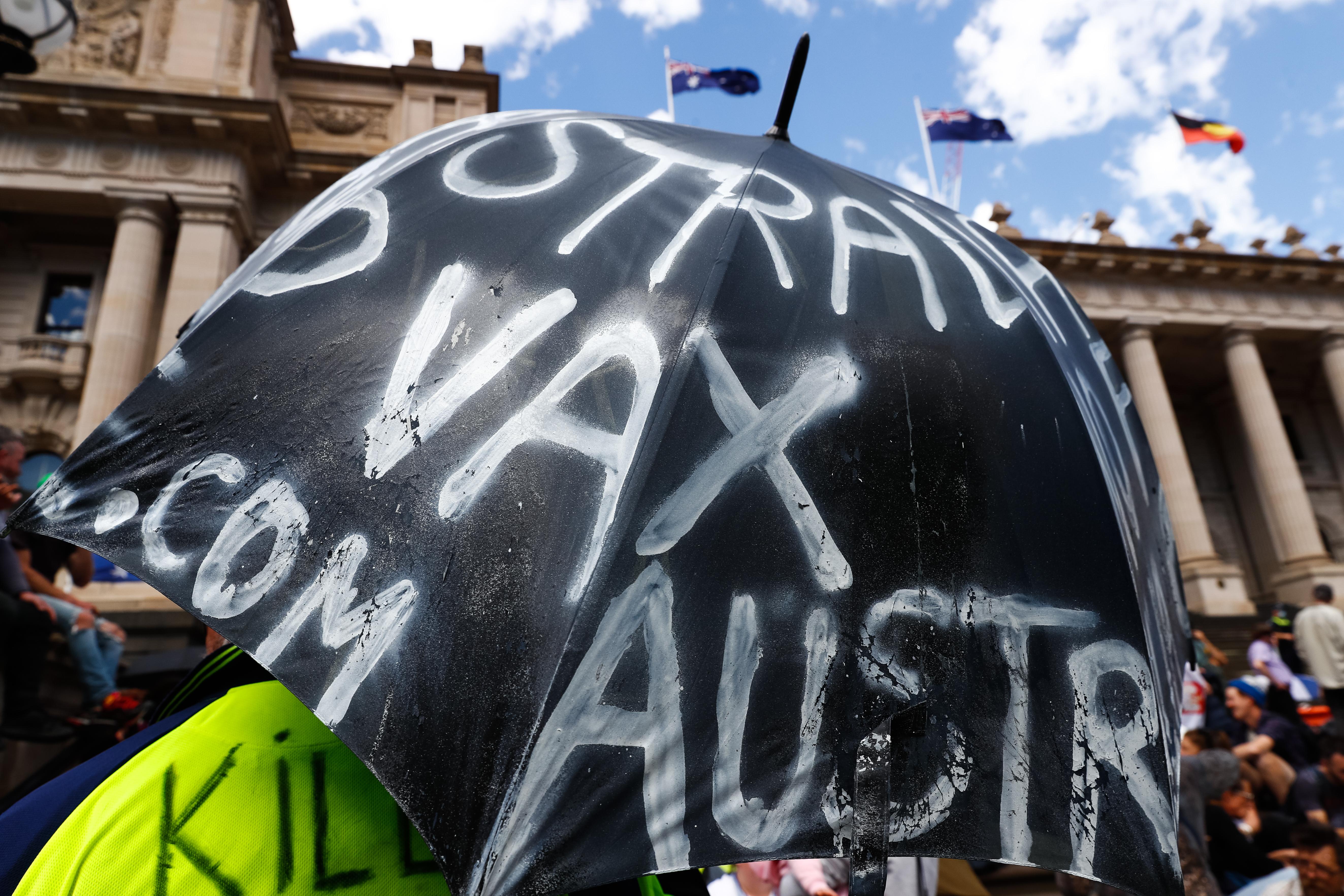 Un paraguas con consignas, durante una manifestación frente al Parlamento del Estado de Victoria, en Melbourne, el jueves.