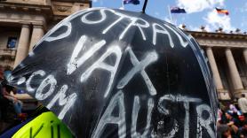Un paraguas con consignas, durante una manifestación frente al Parlamento del Estado de Victoria, en Melbourne, el jueves.