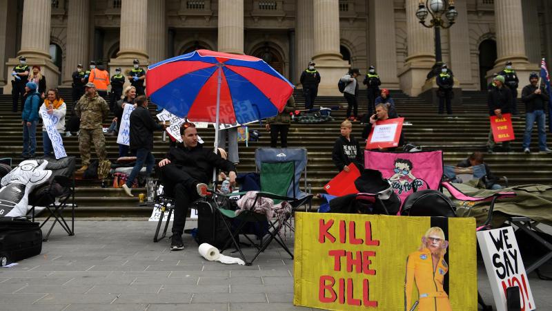 Manifestantes durante una protesta frente al Parlamento del Estado de Victoria en Melbourne, el martes. Manifestantes durante una protesta frente al Parlamento del Estado de Victoria en Melbourne, el martes.
