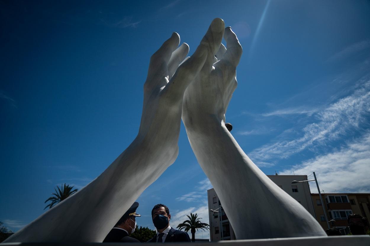 El presidente de la Junta de Andalucía, Juanma Moreno, en el acto de la inauguración de la escultura de homenaje a los profesionales sanitarios y de los sectores esenciales. Fuente: Europa Press.