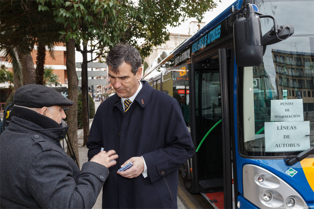 El alcalde de Guadalajara con un vecino informando del autobús
