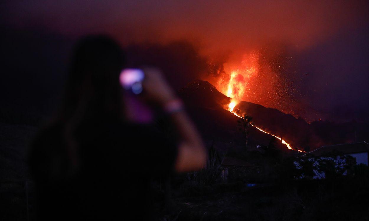 Vecinos y turistas fotografían la erupción del volcán Cumbre Vieja en La Palma. EP