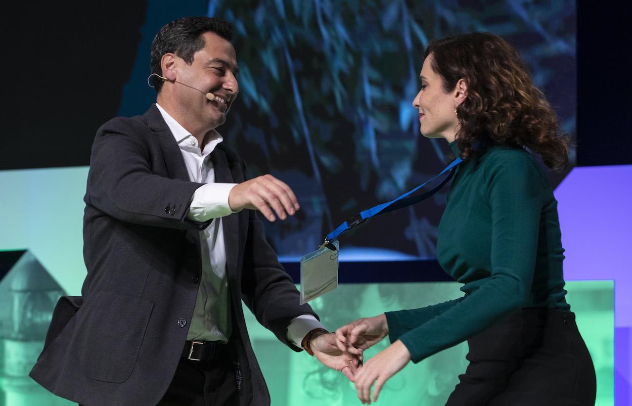 Juan Manuel Moreno e Isabel Díaz Ayuso, en el congreso del PP andaluz en Granada. ÁLEX CÁMARA EP