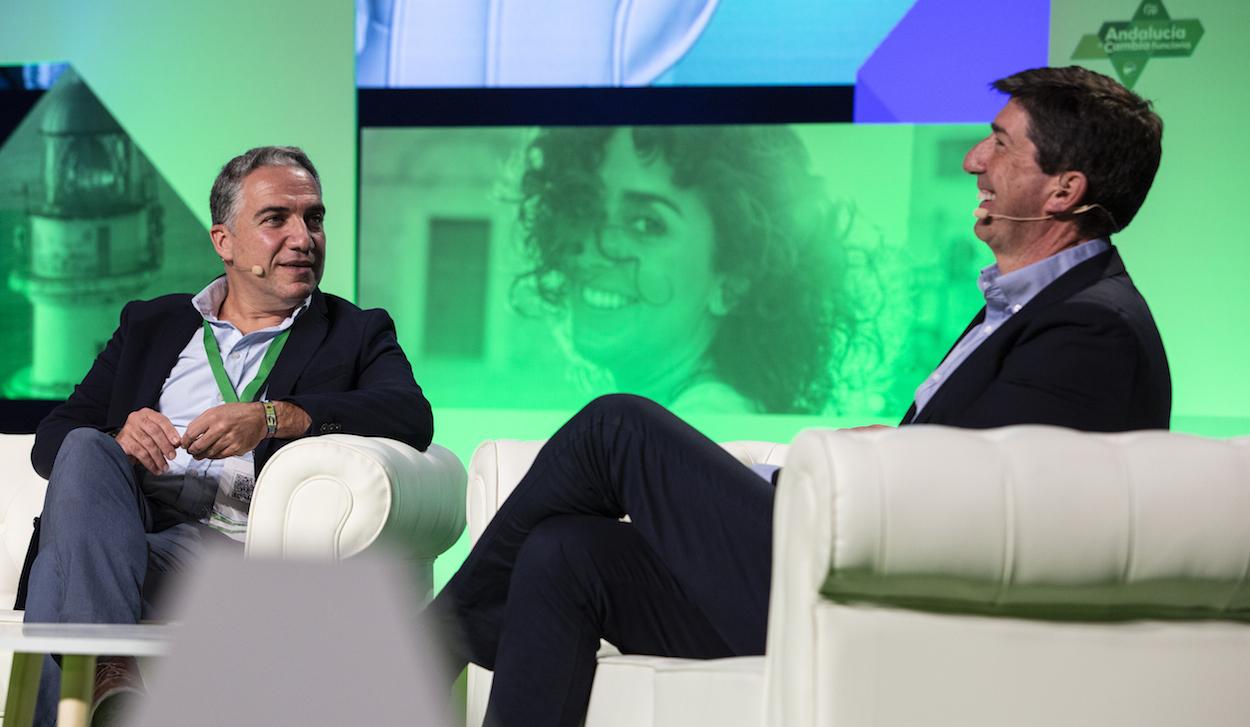 Elías Bendod y Juan Marín charlan distendidamente en el XVI Congreso del PP A. ÁLEX CÁMARA/EP