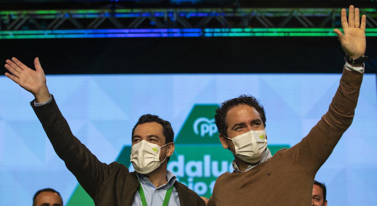 Juan Manuel Moreno y Teodoro García Egea, saludando al plenario del XVI Congreso del PP A. ÁLEX CÁMARA/EP