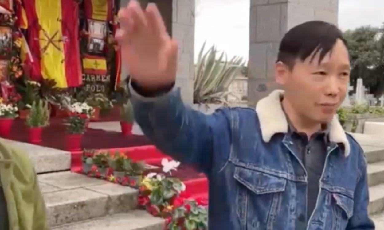 El chino franquista acude a la tumba de Franco el 20N No mató a nadie