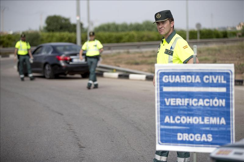 Guardias civiles de la Agrupación de Tráfico en un control de alcoholemia y drogas
