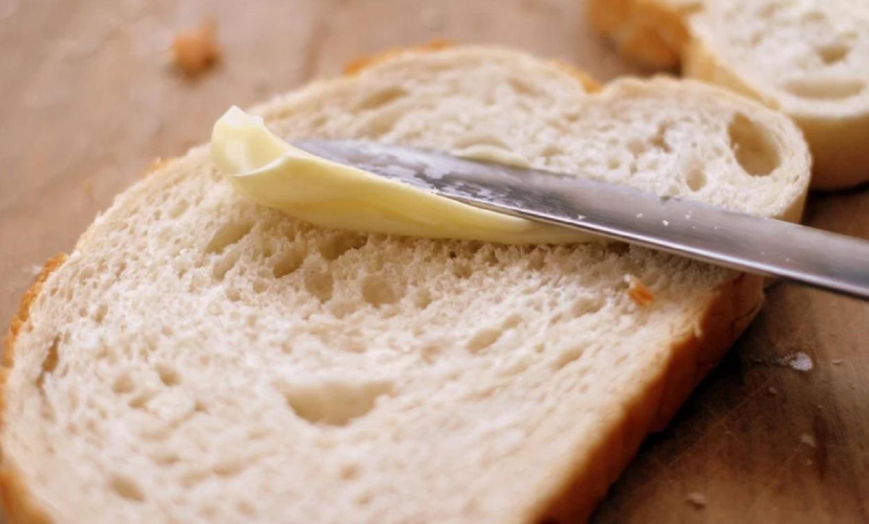 Pan untado con margarina. Pixabay