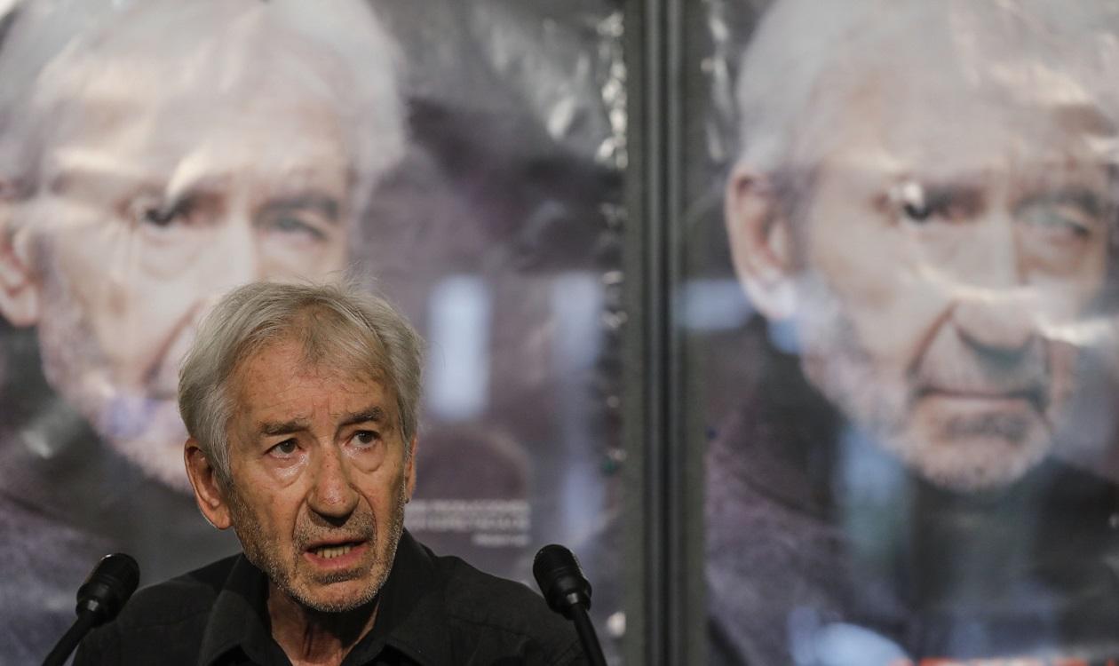 El actor José Sacristán interviene en una rueda de prensa durante la presentación de la obra de teatro Señora de rojo sobre fondo gris. EP