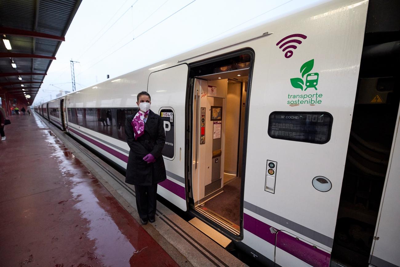 Imagen de una azafata en una de las entradas al AVE que hoy ha cubierto el trayecto del nuevo tramo entre Zamora y Galicia (Foto: Europa Press).