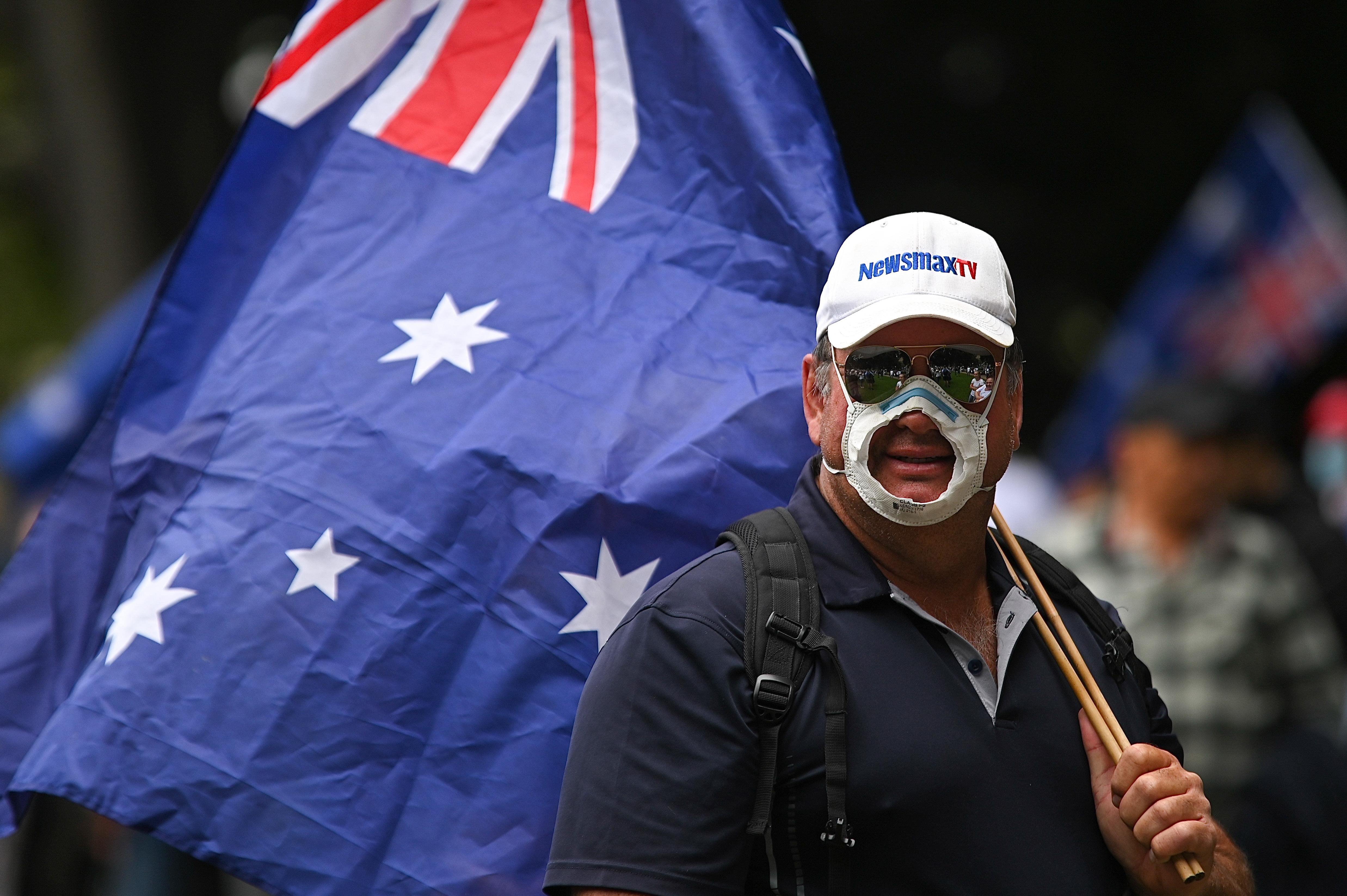 Un hombre con la mascarilla cortada en las protestas por "la libertad" en Australia.