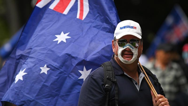 Un hombre con la mascarilla cortada en las protestas por "la libertad" en Australia.