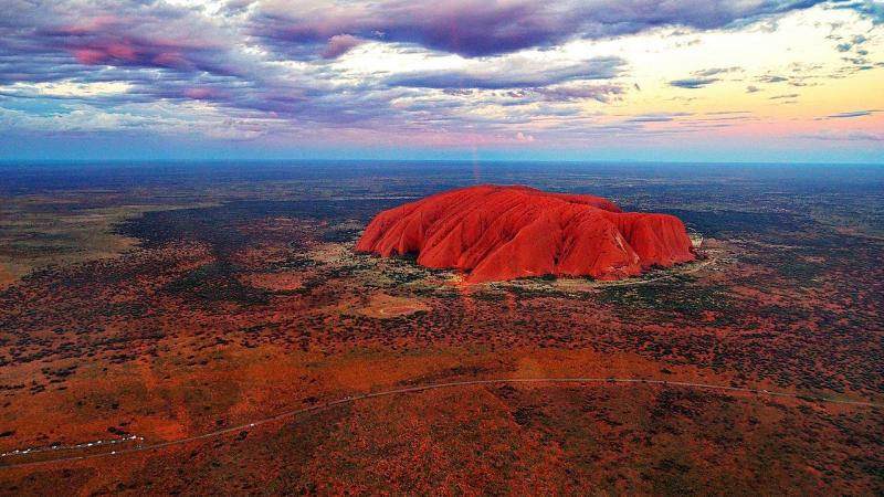 Vista aérea de Uluru, durante una puesta de sol, en el Territorio del Norte (Australia) Wikipedia