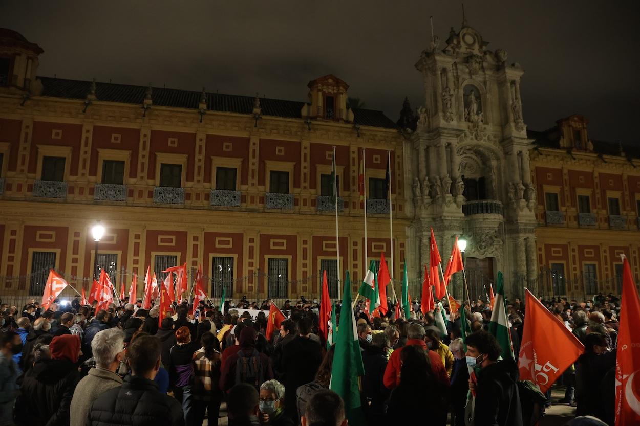 Concentración de trabajadores del metal ayer ante el palacio de San Telmo. JOAQUÍN CORCHERO/EP