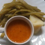 Judías verdes con vinagreta de tomate y lomos de bacalao al peregil