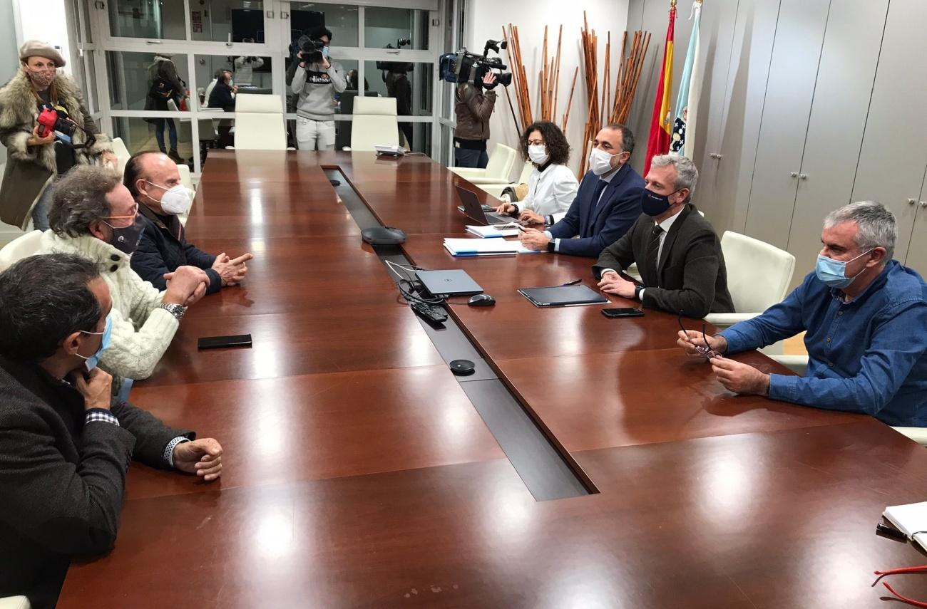 Imagen de la reunión celebrada ayer entre representantes de la Xunta de Galicia y del sector hostelero (Foto: Europa Press).