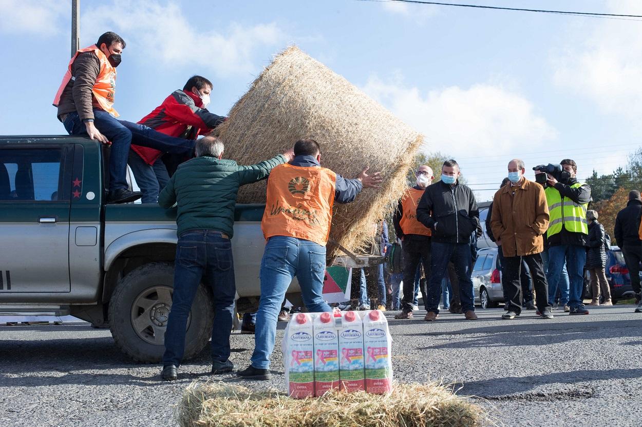 Ganaderos del sector lácteo durante una acción sindical ante la planta de Larsa. Europa Press