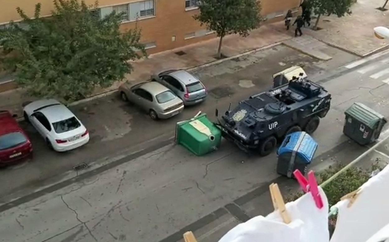 Vehículo blindado de la Policía actuando en la barriada del Río San Pedro en Puerto Real en la huelga por el metal.