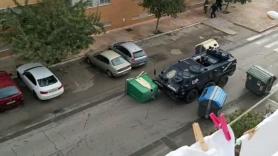 Vehículo blindado de la Policía actuando en la barriada del Río San Pedro en Puerto Real en la huelga por el metal.